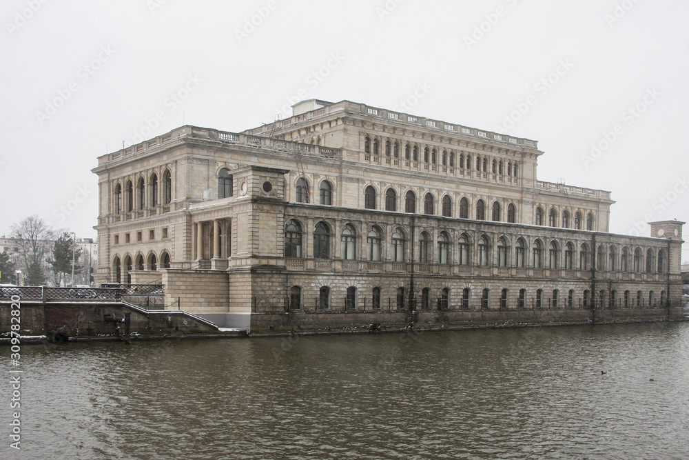 Obraz premium former exchange building in winter