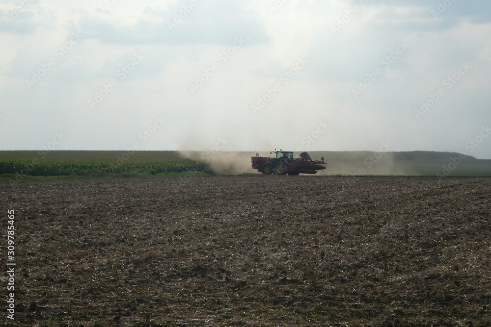 Fototapeta premium Traktor bei der Aussaht im Herbst
