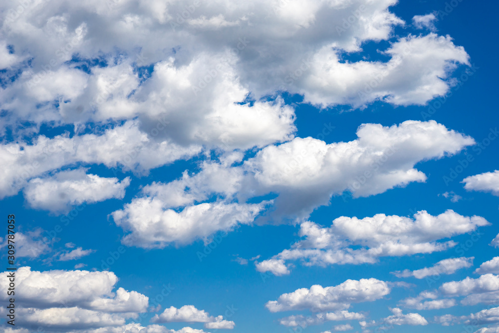 Obraz premium White clouds with blue sky background