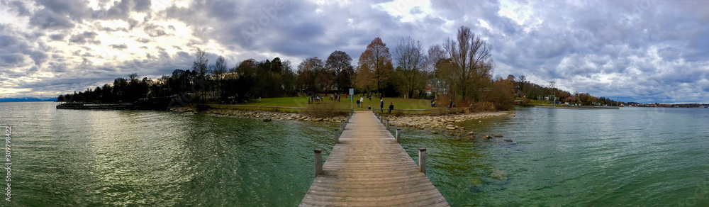 Bootssteg am Starnberger See im Herbst