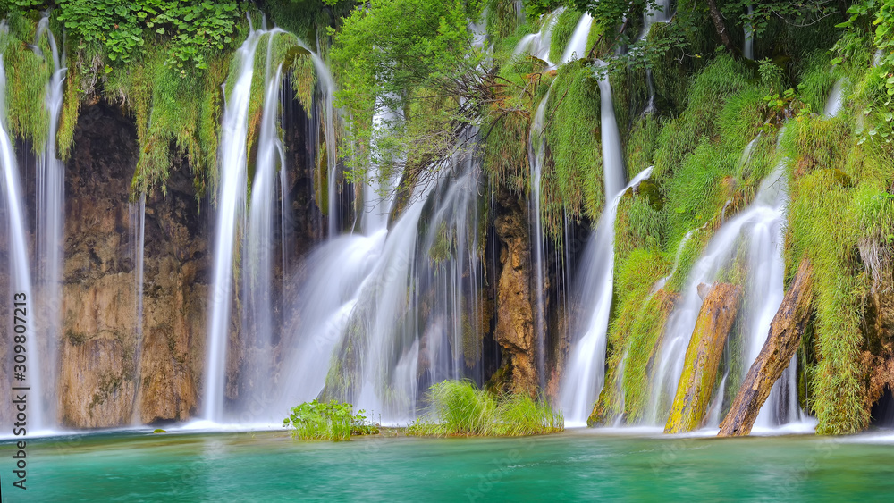 Obraz premium The most spectacular waterfalls from Plitvice - Croatia