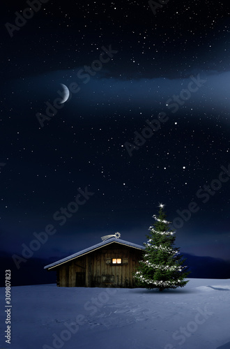 Weihnachtlich beleuchtete Hütte in Kalter Winternacht mit Sternenhimmel und C...