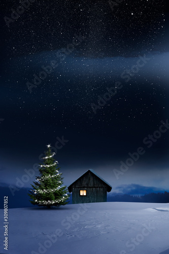 Weihnachtlich beleuchtete H  tte in Kalter Winternacht mit Sternenhimmel und Christbaum