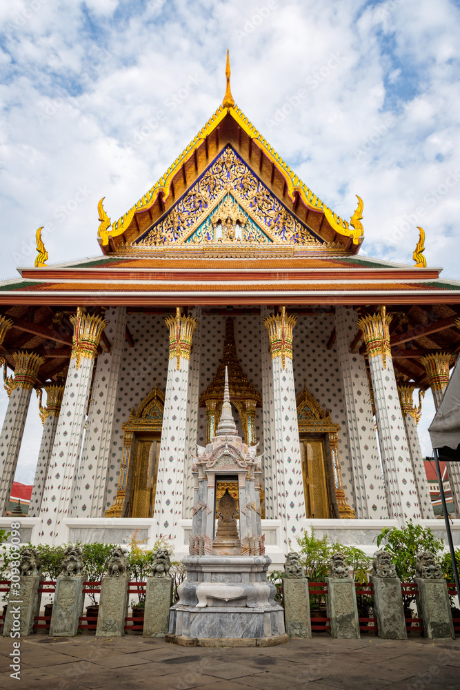 Fototapeta premium The Ordination Hall in Wat Arun, Bangkok, Thailand