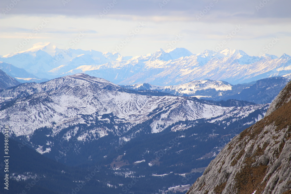 Blick ins Tal vom Pilatus bei Luzern in den Schweizer Alpen