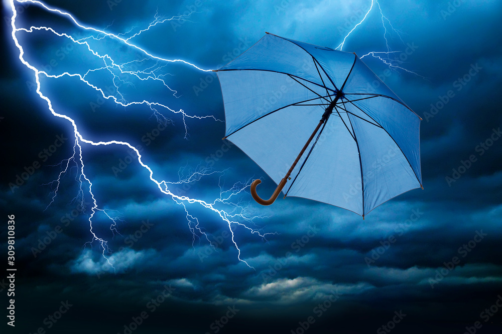 blauer Regenschirm fiegt bei Sturm mit Gewitter davon Stock-Foto | Adobe  Stock
