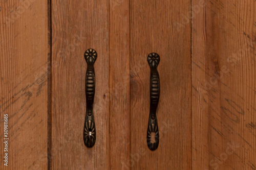 Schrankgriffe von einem alten Holzschrank