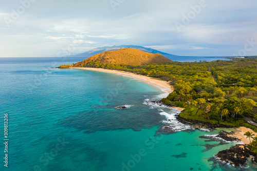 Fototapeta High Angle view of Makena State Park, Big Beach — Maui, Hawai