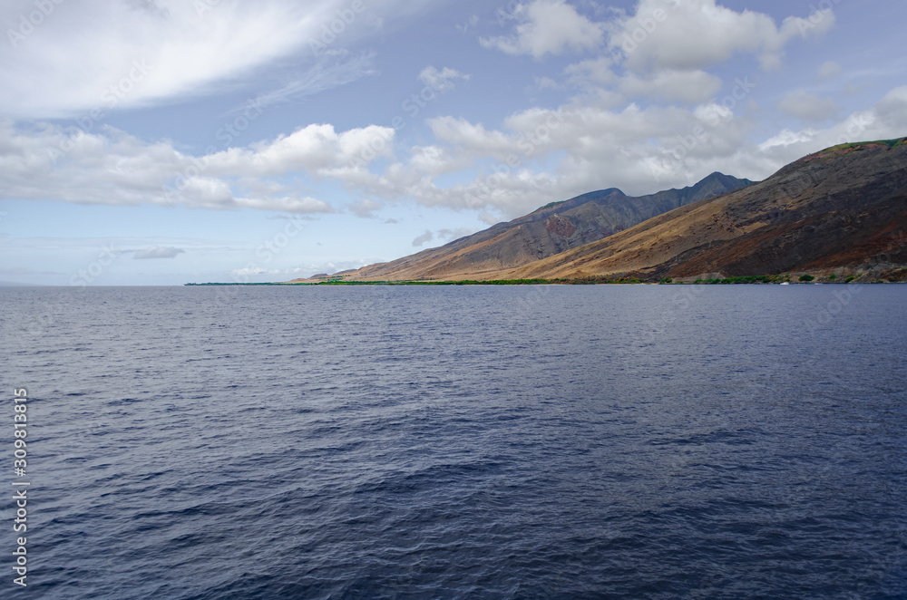 Scenic view of mountains on Maui coastline — Hawai, USA