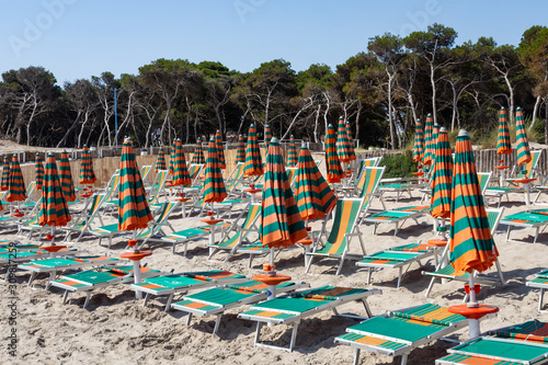 Chaises longues et parasols sur une plage privée