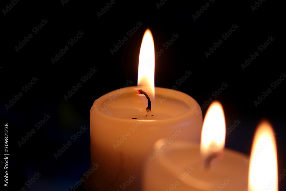 warmes Licht einer brennenden Kerze warmes Licht einer brennenden Kerze