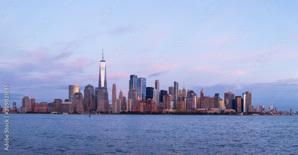 Obraz premium Widok na panoramę Manhattanu o zachodzie słońca, Nowy Jork, USA