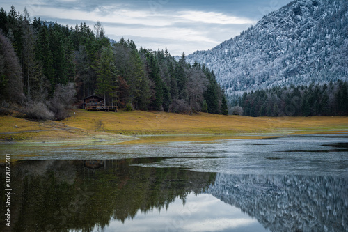 Berge am See mit Schnee im Winter photo