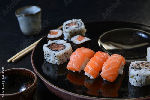 Sushi. Comida japonesa, niguiri, salmão, atum, skin