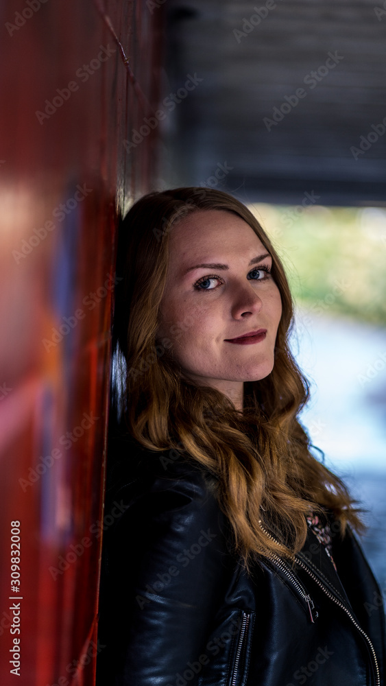 Fototapeta premium Hübsche Frau modelt vor einer Graffitiwand