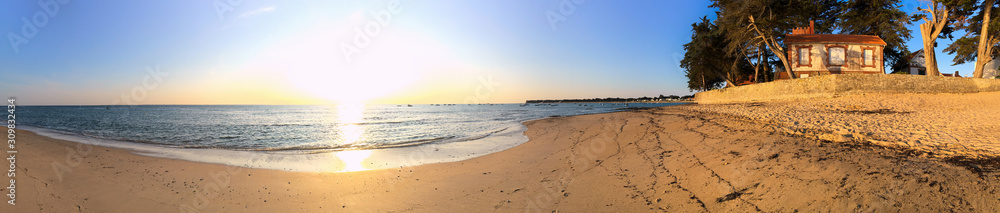 Levé de soleil sur une plage de Noirmoutier en France