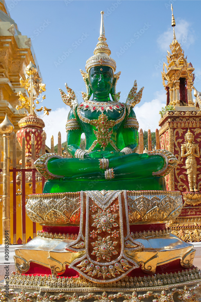 Obraz premium Emerald Buddha statue at Wat Phra That Doi Suthep in Chiang Mai, Northern Thailand