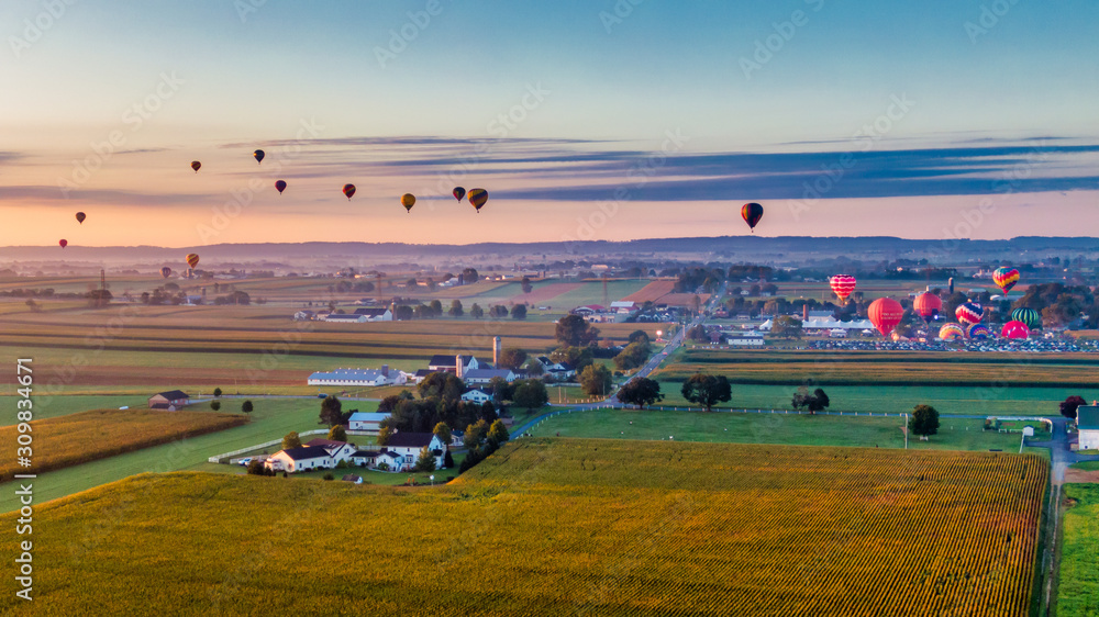 Obraz premium Hot air balloons rise into the air above American countryside in Pennsylvania