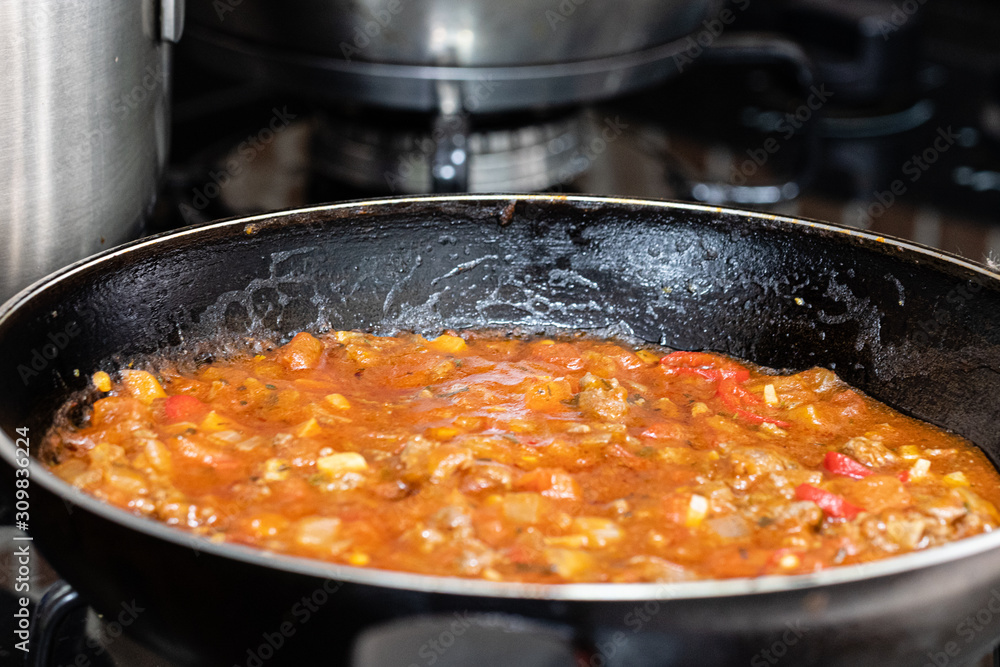 molho com tomate, cebola alho cozinhando molho com tomate, cebola alho cozinhando