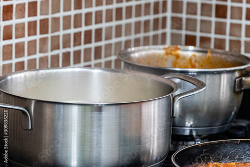 Cozinhando o macarrão, panela com agua quente