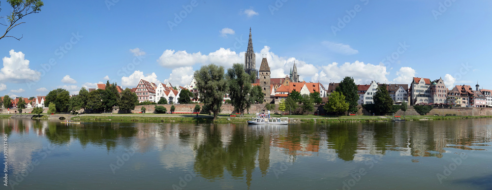 Donau in Ulm mit Ulmer Münster