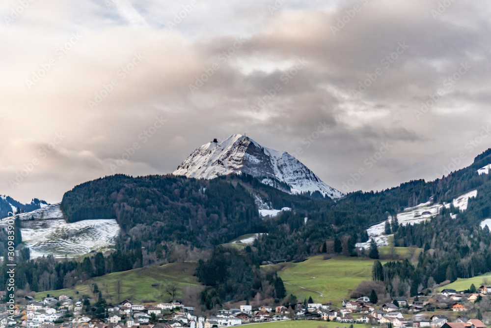 Lever de soleil sur les Alpes suisses à Bulle