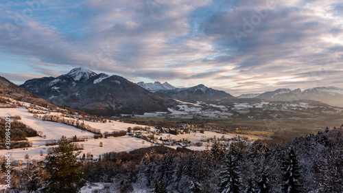 Panorama sur le massif des Brasses et le Mole au coucher du soleil