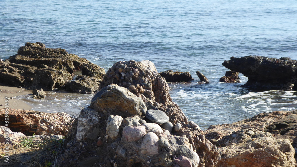 Felsen und Steine vor phantom blauen Meereshintergrund