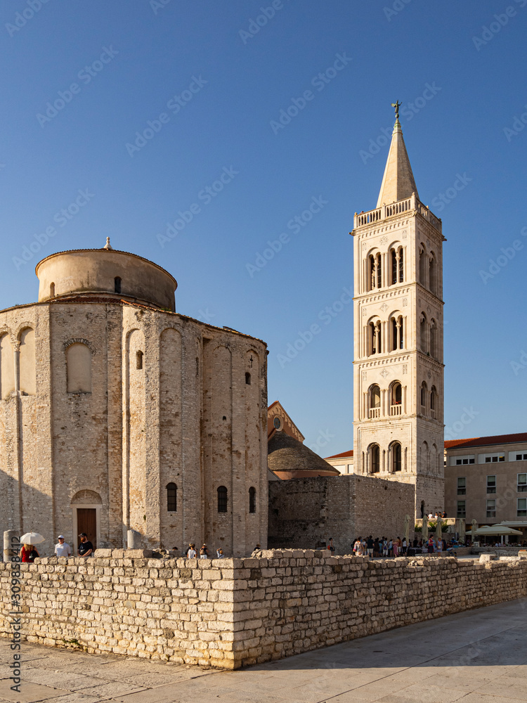 La Iglesia de San Donato es un enorme edificio circular que data del siglo IX, de estilo pre romana, en Zadar, , Croacia, verano de 2019