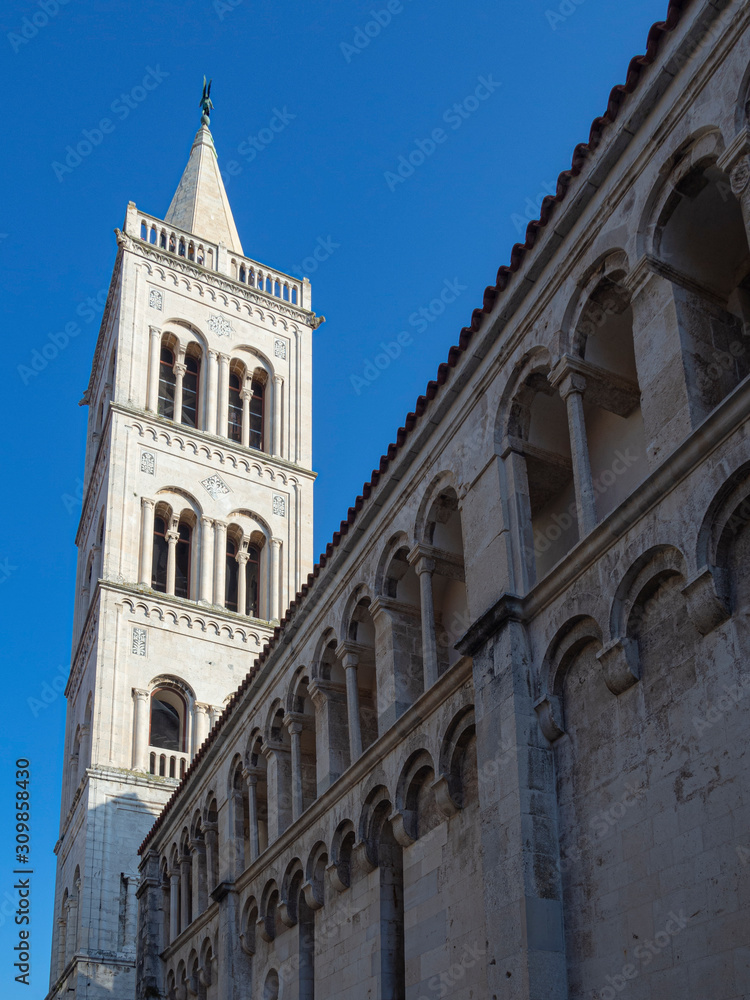 Edificios en el casco histórico de Zadar, Croacia, verano de 2019