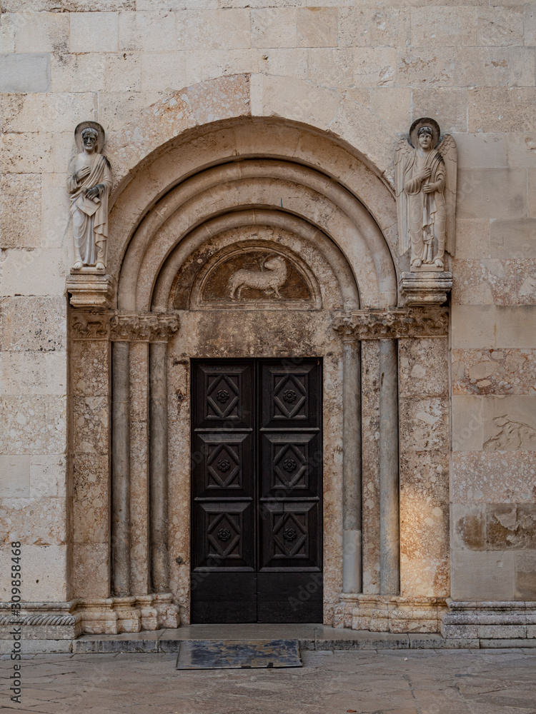 Detalle de una puerta de la Catedral de Zadar en Croacia, verano de 2019