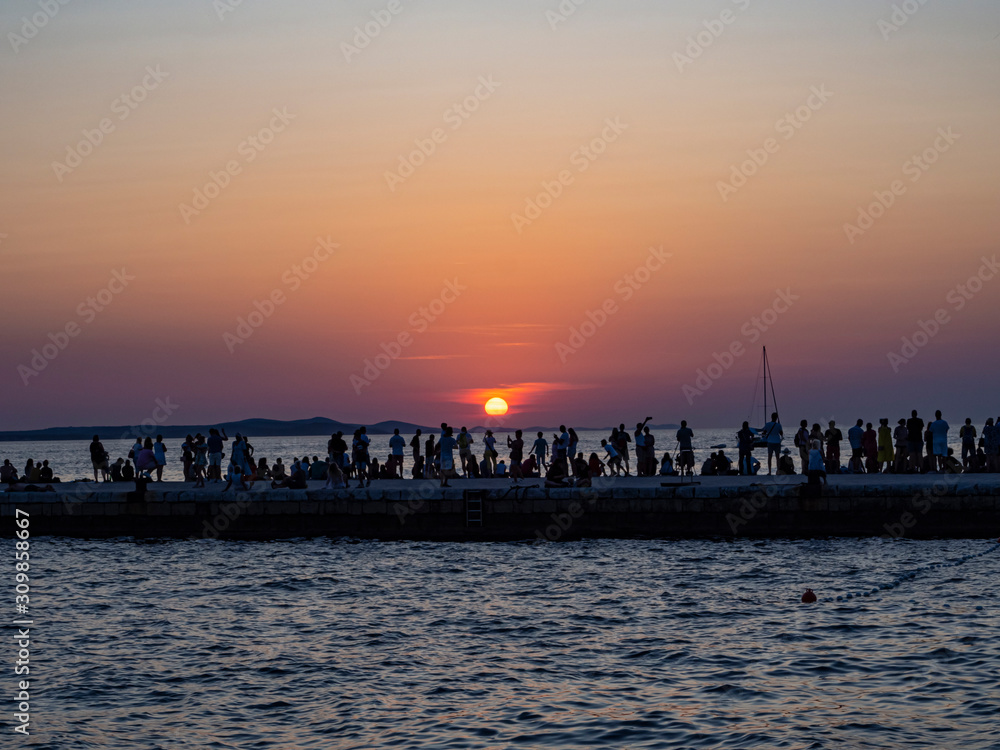 Típica puesta de son sobre el mar en Zadar, ciudad de  la costa de Croacia, Europa, verano de 2019