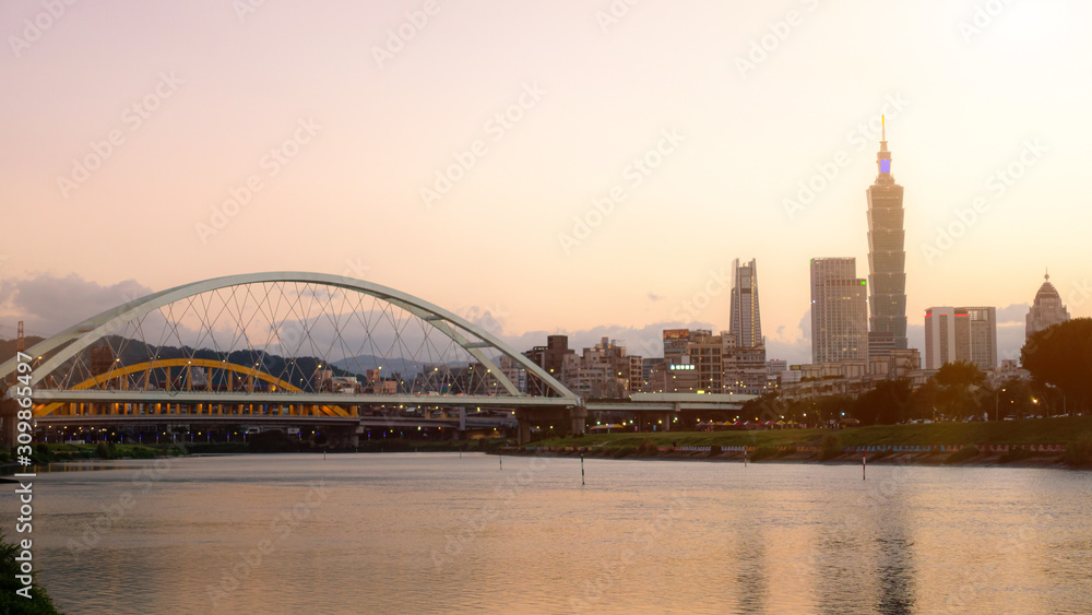 Obraz premium The most beautiful Viewpoint rainbow bridge taipei in taiwan.