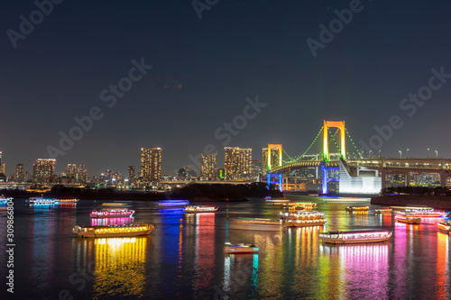東京お台場の夜景　レインボーブリッジと屋形船