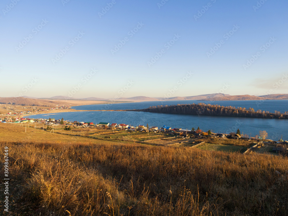 Obraz premium Siberian village near the big lake. Autumn landscape