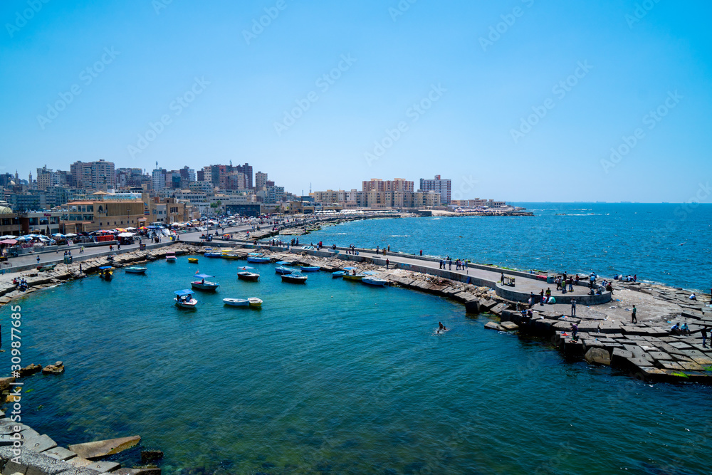 エジプトのアレクサンドリアの町並みと地中海