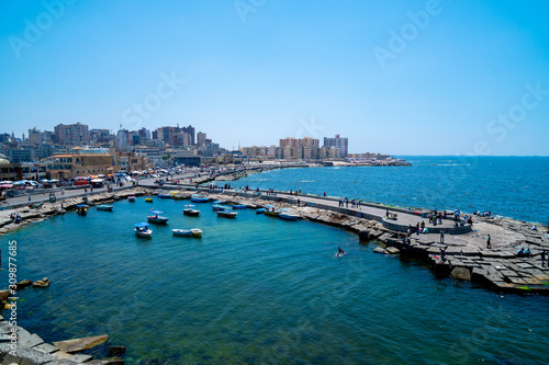 エジプトのアレクサンドリアの町並みと地中海