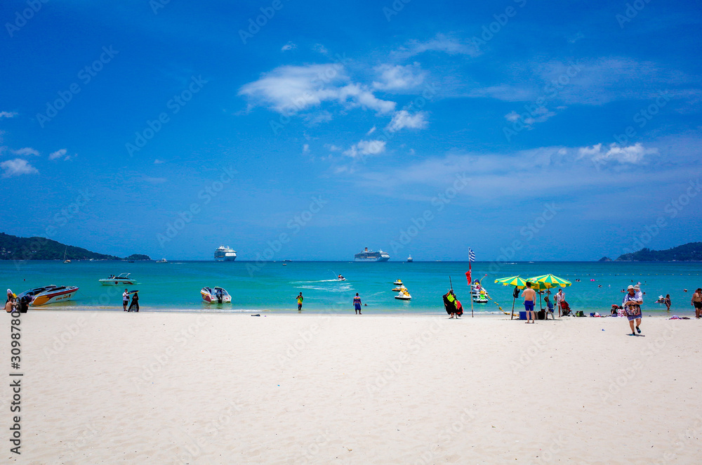 タイのプーケット島の青いビーチ