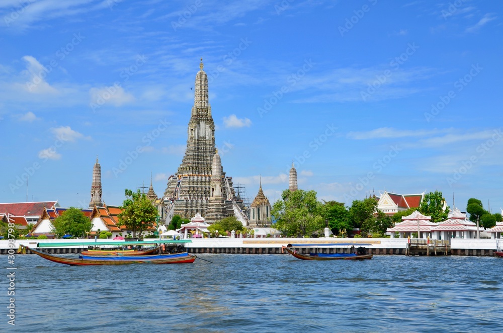 Naklejka premium Wat Arun:templo budistadel amanecer