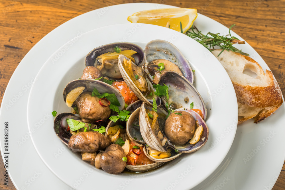 あさりのアヒージョ スペイン料理 Clam Ahijo (Oil baked dish) あさりのアヒージョ スペイン料理 Clam Ahijo (Oil baked dish)