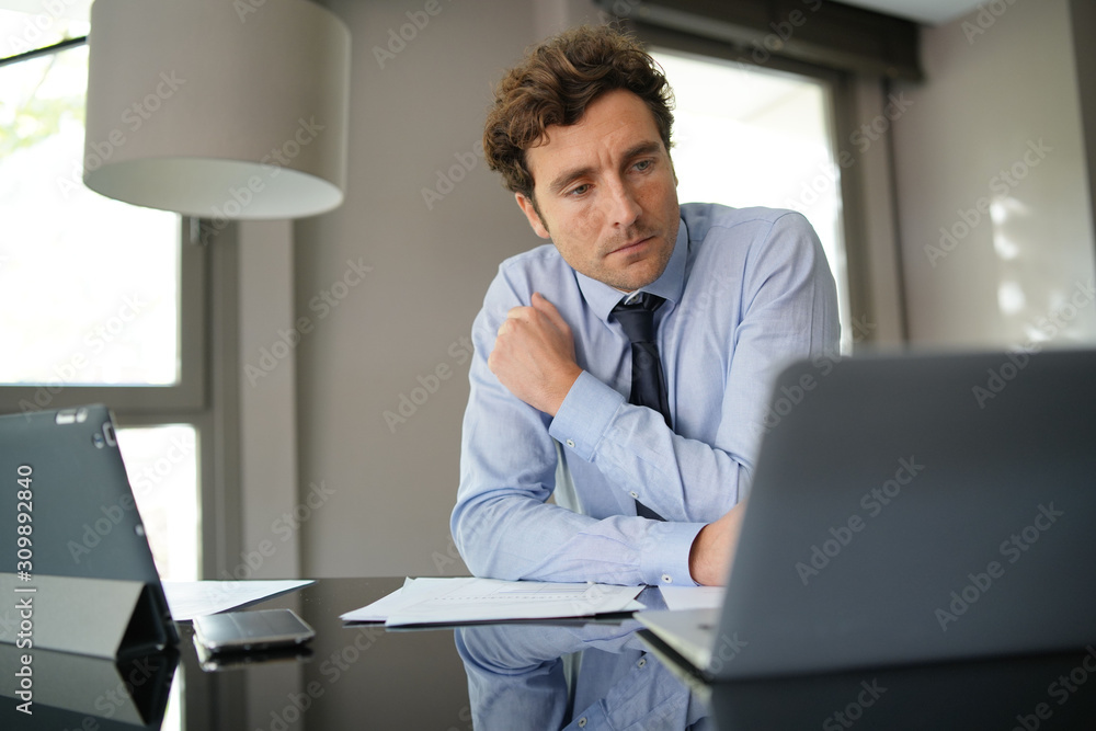 Obraz premium Businessman working on laptop meeting room