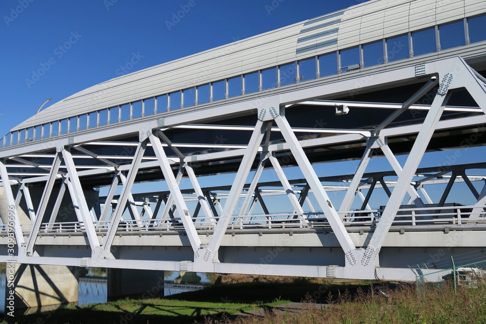 冬空と葛飾大橋と東京外環自動車道