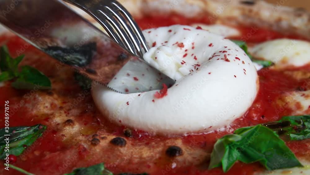 Vídeo do Stock Cut burrata cheese, which lies on the pizza with red