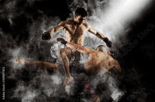 Bokserzy MMA toczą walki bez zasad