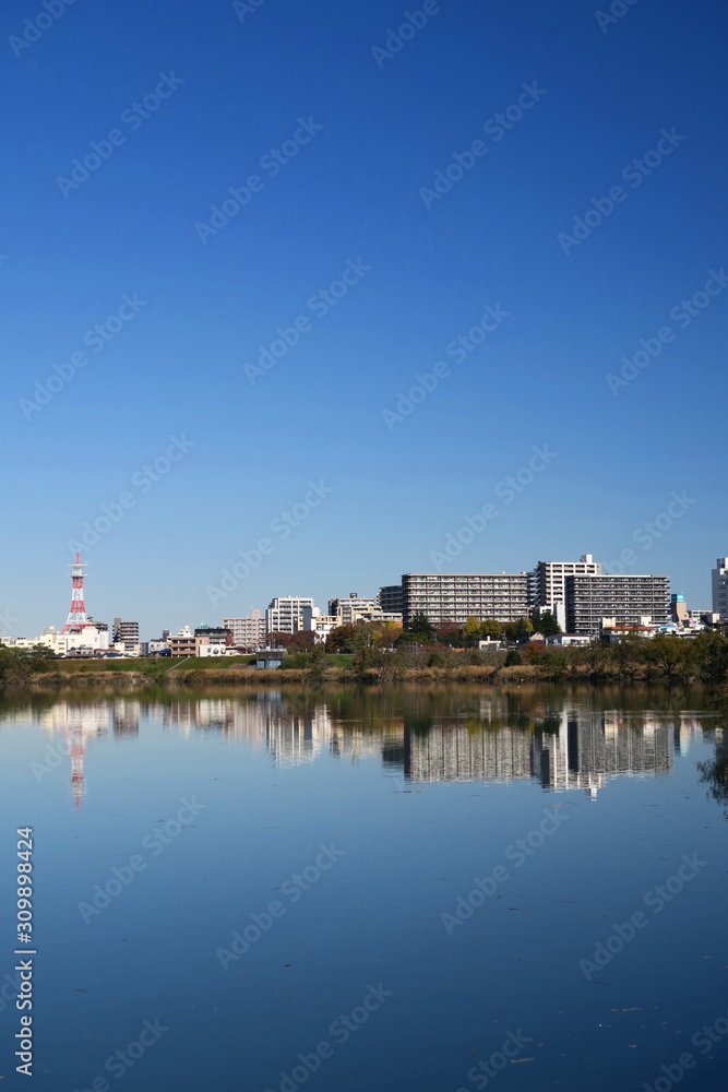 松戸市街地を望む冬の江戸川風景