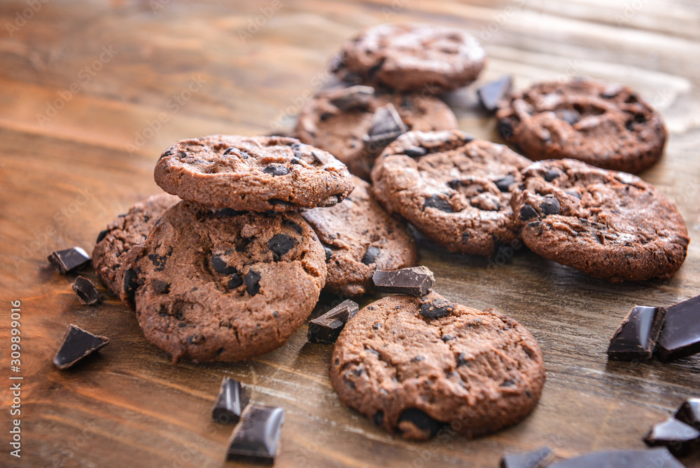 Fototapeta premium Tasty chocolate chip cookies on wooden background