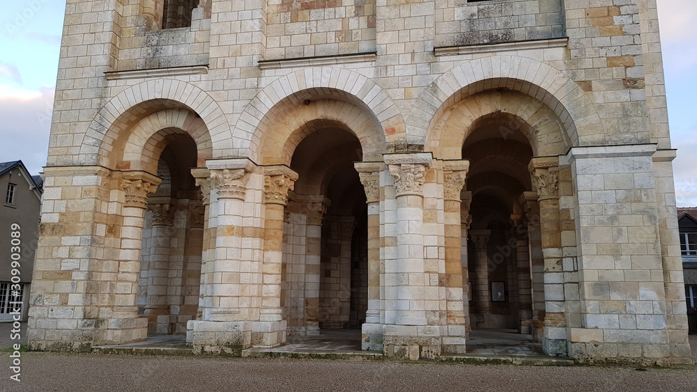 Abbaye de Saint-Benoît-sur-Loire, Tour-porche