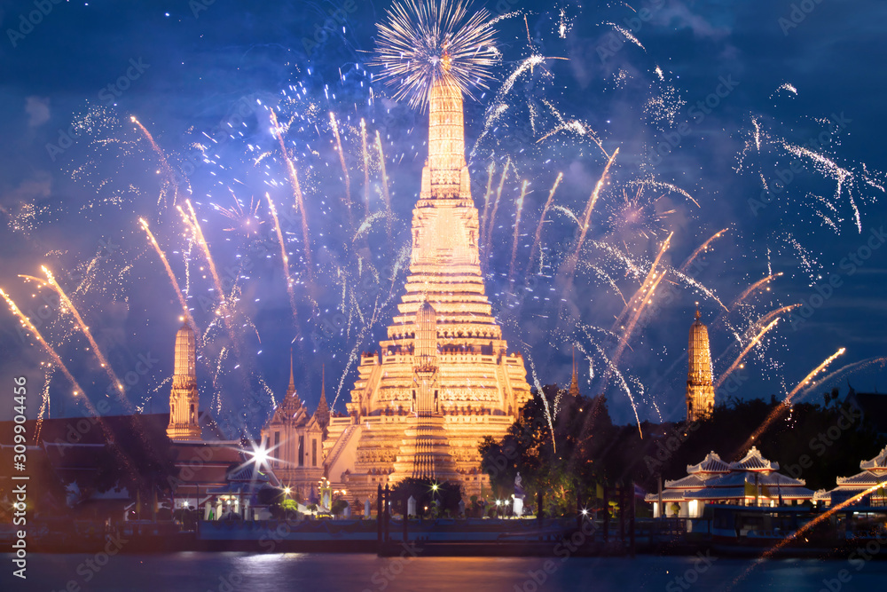 Obraz premium Wat Arun temple in bangkok with fireworks. New year and holiday concept.