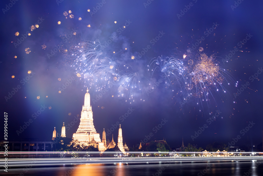Naklejka premium Wat Arun temple in bangkok with fireworks. New year and holiday concept.