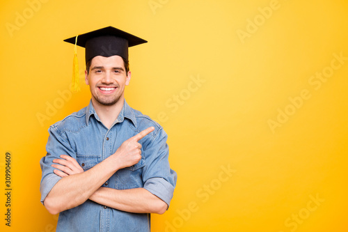 Fotografía Photo of cheerful positive handsome smiling toothily pointing at empty space wit